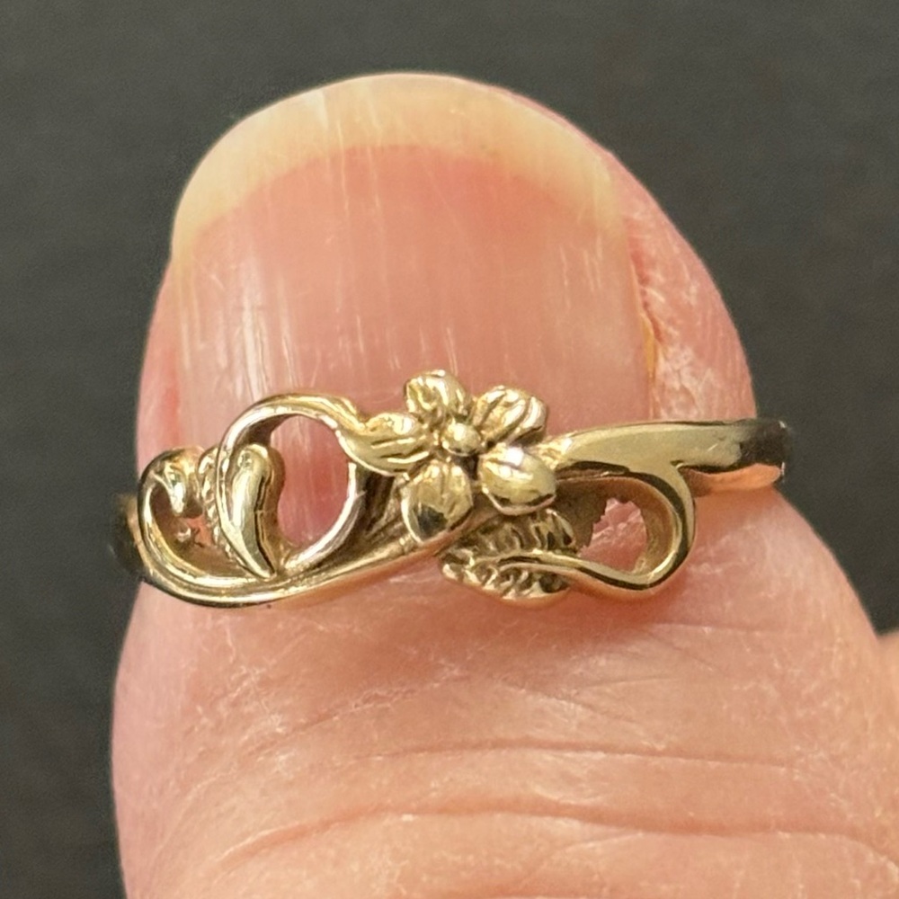 Trade with Kaitlyn only. 
VINTAGE 14k Hawaiian Plumeria Flower Ring